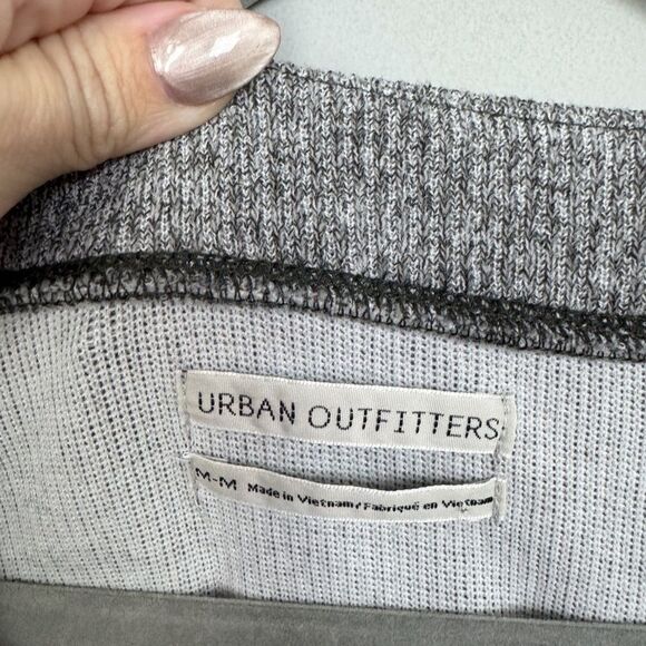 URBAN OUTFITTERS | Gray Oversized Cropped Clearwater Henley Top Women’s Size M - Picture 8 of 10